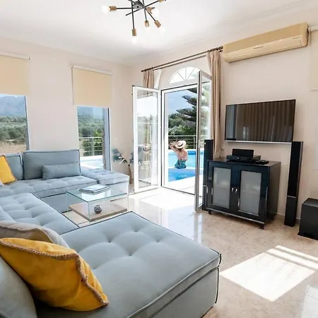 Santo Villa, A Riveting Group Sanctuary! וילה *