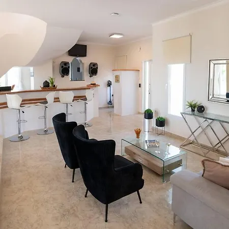 Santo Villa, A Riveting Group Sanctuary! וילה Paralia Kourna